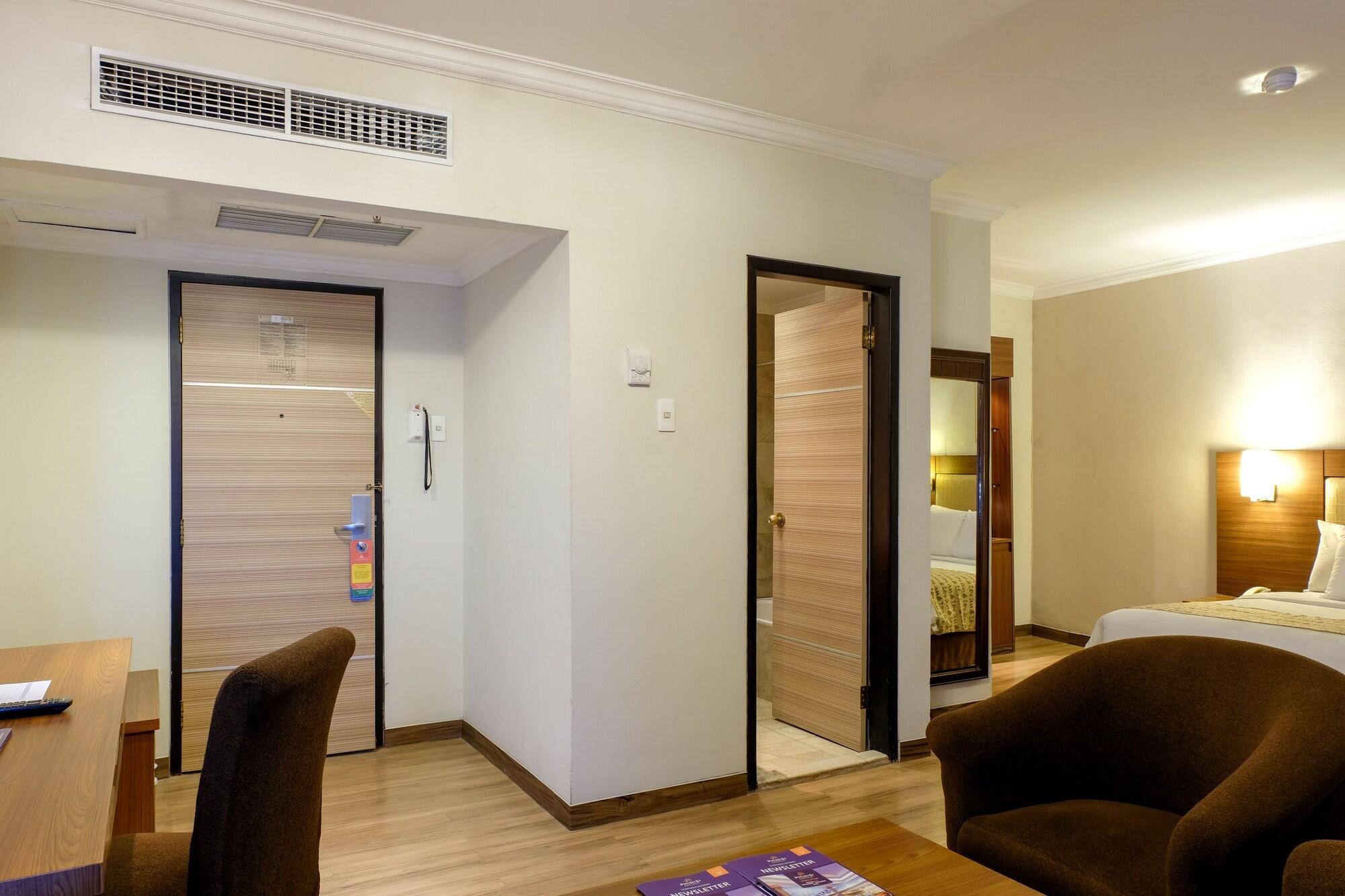 Almadera Hotel Makassar Eksteriør billede